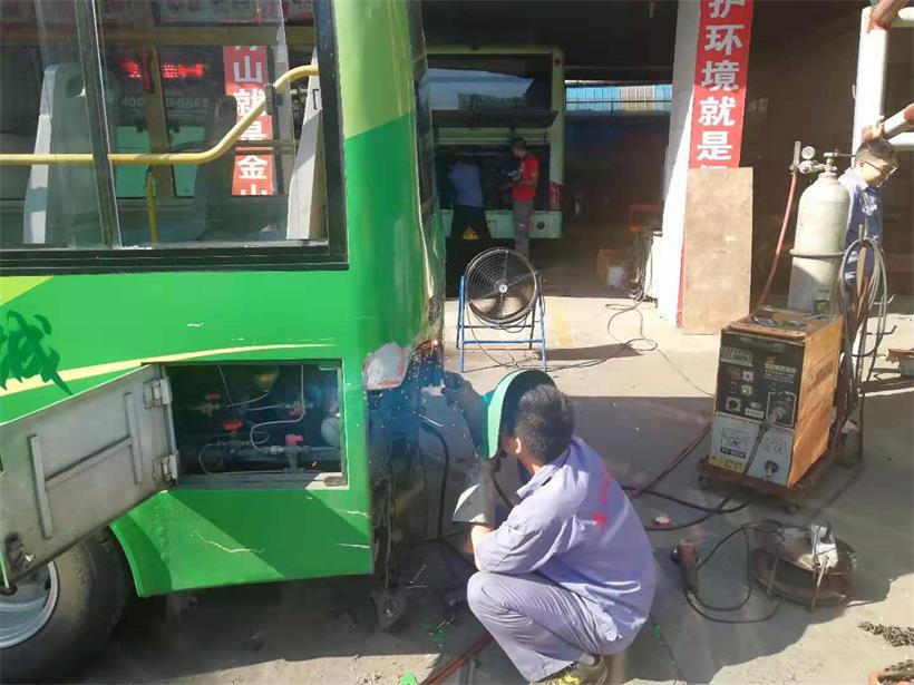 鈑金工，修復(fù)車身.jpg